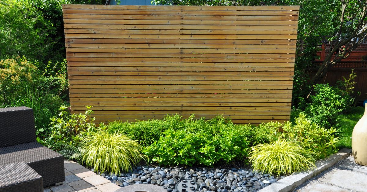 Pros & Cons of a Privacy Screen for Your Yard